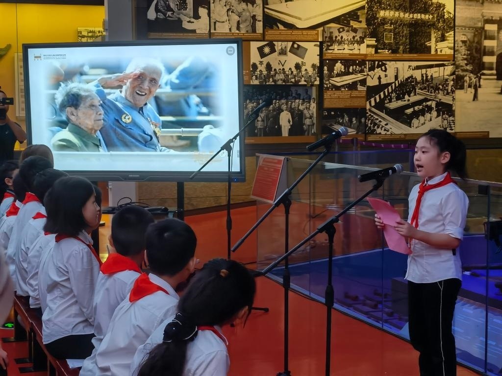 南京市科睿小學二年級學生章若初為大家講述抗戰(zhàn)老兵手印的故事。 新華社記者 邱冰清 攝