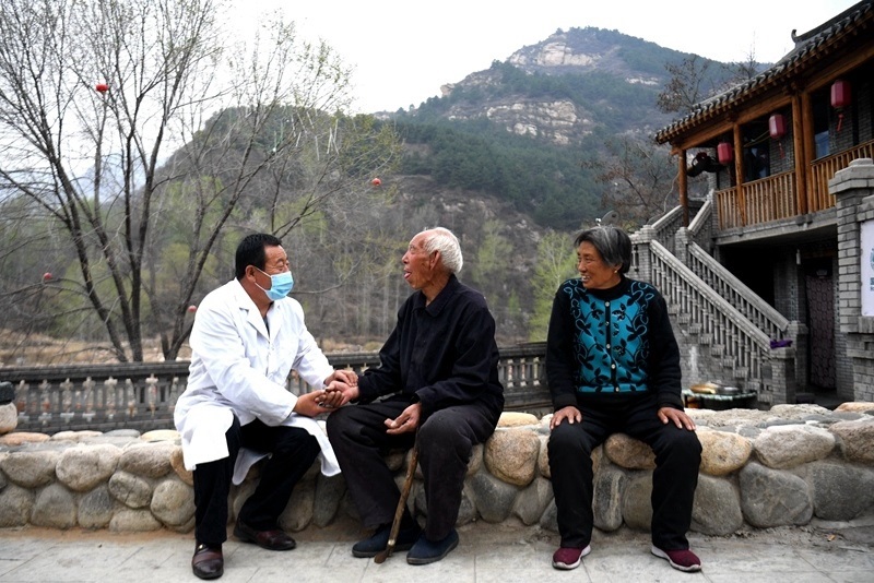 2020年4月15日，在河北阜平縣龍泉關(guān)鎮(zhèn)駱駝灣村，村醫(yī)霍建國為村民把脈。