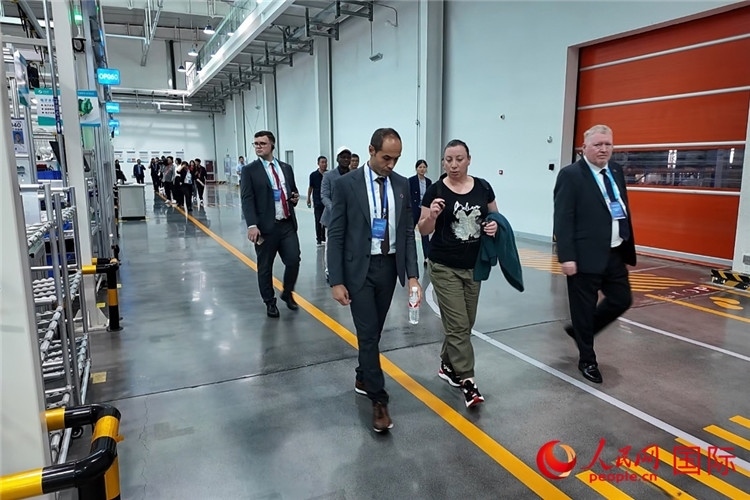 駐華外交官和國(guó)際組織駐華代表參觀(guān)億華通動(dòng)力科技有限公司生產(chǎn)車(chē)間。人民網(wǎng)記者 方童攝