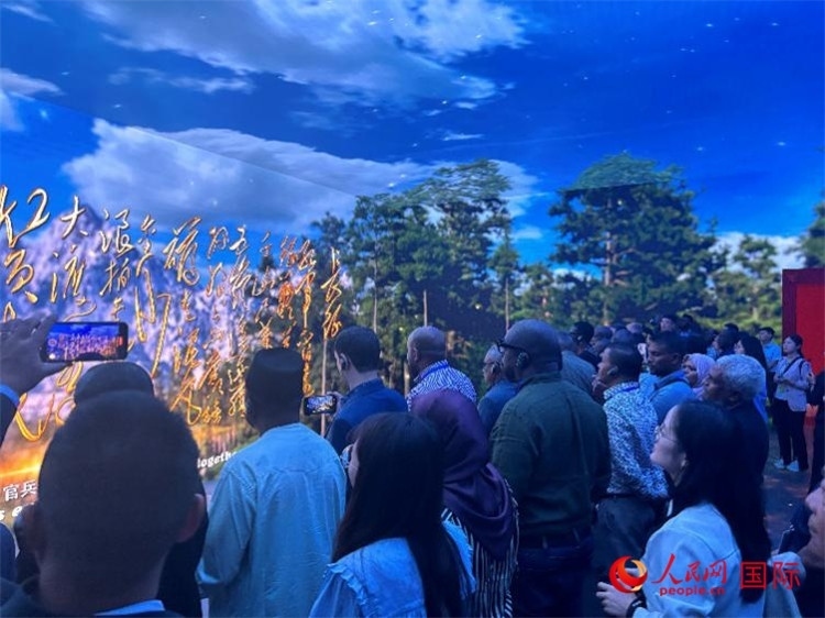 代表團在全景影院中感受長征場景。人民網(wǎng) 曹欣悅攝