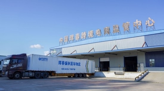 2024年8月13日，貨車在吉林省延邊朝鮮族自治州琿春綜合保稅區(qū)跨境電商物流倉庫裝載商品?，q春市位于中俄朝三國交界處，是吉林省唯一對俄口岸城市。近年來，琿春依托口岸，積極發(fā)展進(jìn)出口加工、能源、跨境電商等產(chǎn)業(yè)集群。