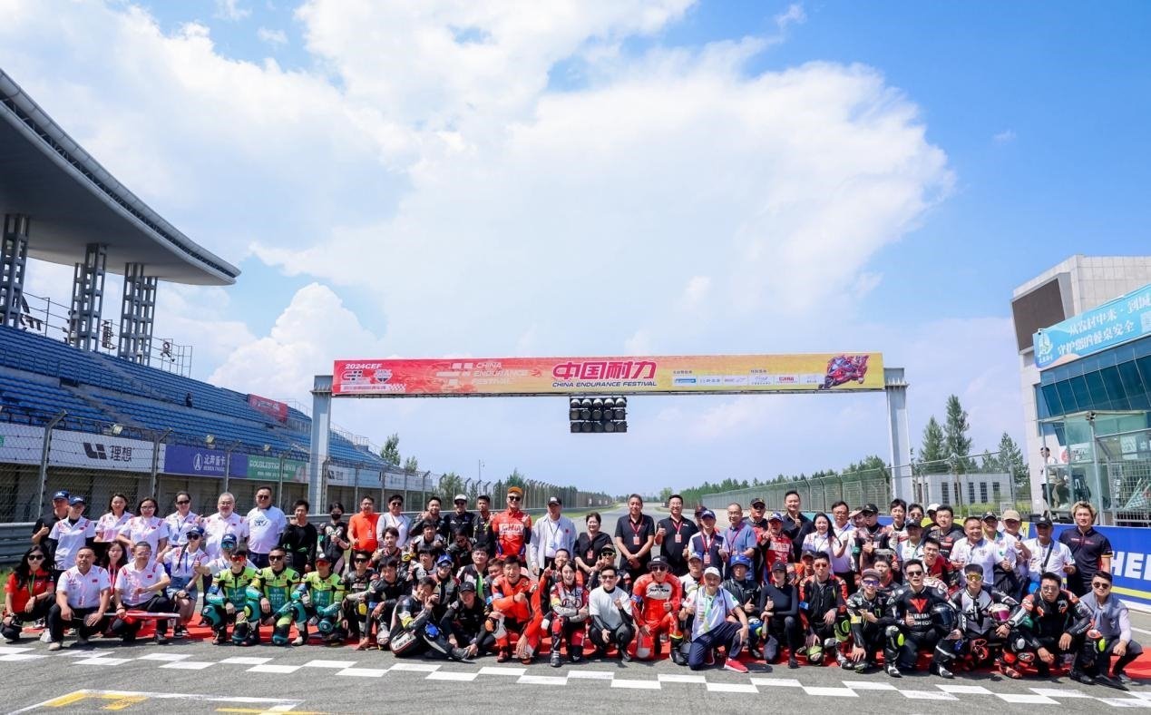 2024年中國(guó)耐力·鄂爾多斯站在鄂爾多斯國(guó)際賽車場(chǎng)舉辦。受訪者供圖