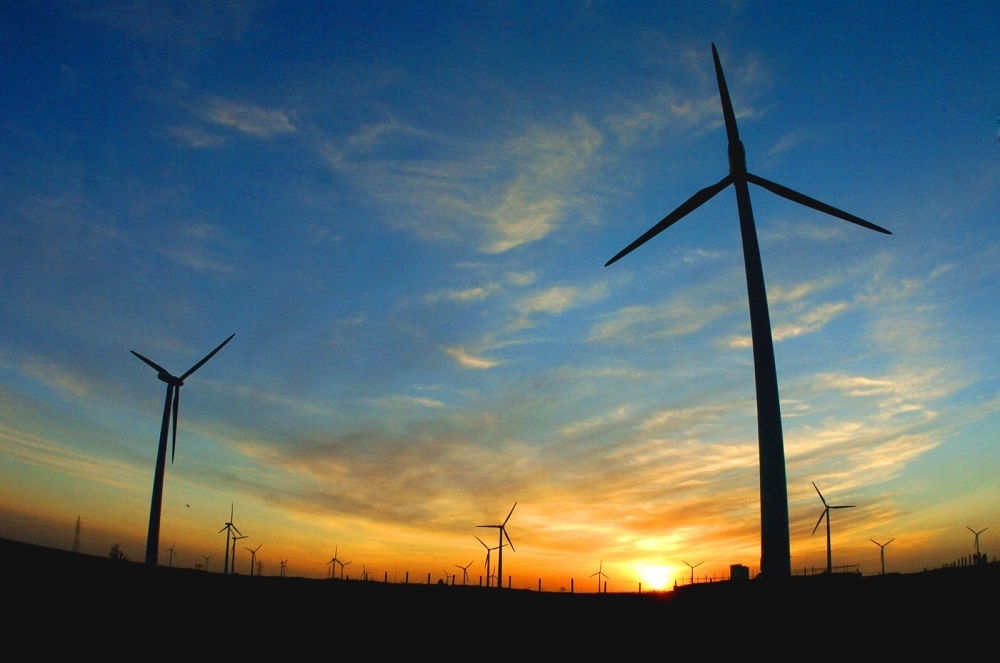 2005年，吉林省白城市通榆縣境內(nèi)幾十部風力發(fā)電機組在工作。新華社發(fā)