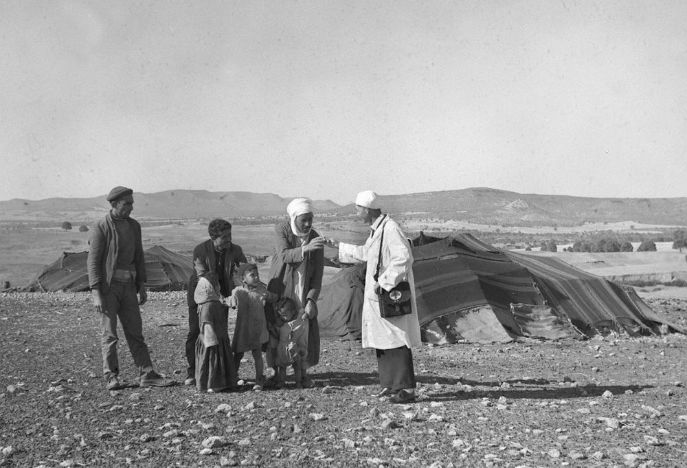 1965年，一名中國援阿爾及利亞醫(yī)療隊(duì)醫(yī)生（右一）在阿爾及利亞賽伊達(dá)省為牧民診治。