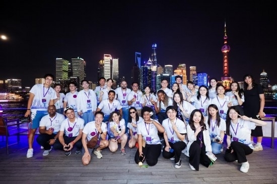 8月21日，中外青年在上海參觀時合影留念。新華社發(fā)（清華大學供圖）