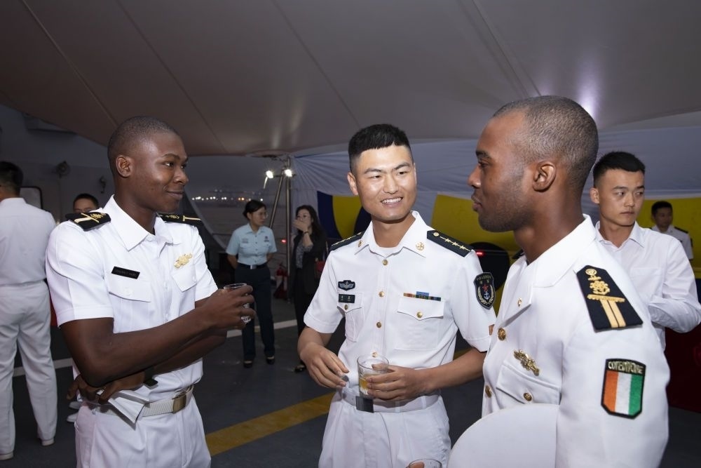 2023年6月25日，中國和科特迪瓦雙方官兵在南寧艦舉辦的甲板招待會(huì)上交流。中國海軍第43批護(hù)航編隊(duì)22日抵達(dá)科特迪瓦經(jīng)濟(jì)首都阿比讓，開始對科特迪瓦為期4天的友好訪問。