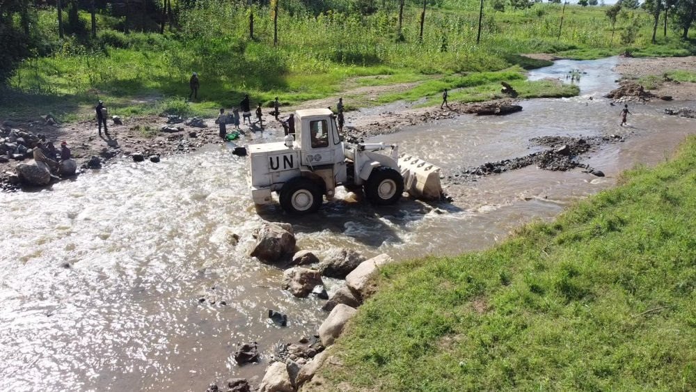 2023年6月7日，在剛果（金）南基伍省卡萊亥地區(qū)，中國第26批赴剛果（金）維和工兵分隊(duì)官兵進(jìn)行施工作業(yè)。