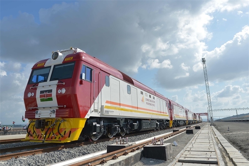 當?shù)貢r間2017年5月30日，肯尼亞蒙巴薩，連接肯尼亞港口城市蒙巴薩和首都內(nèi)羅畢的蒙內(nèi)鐵路正式竣工通車。