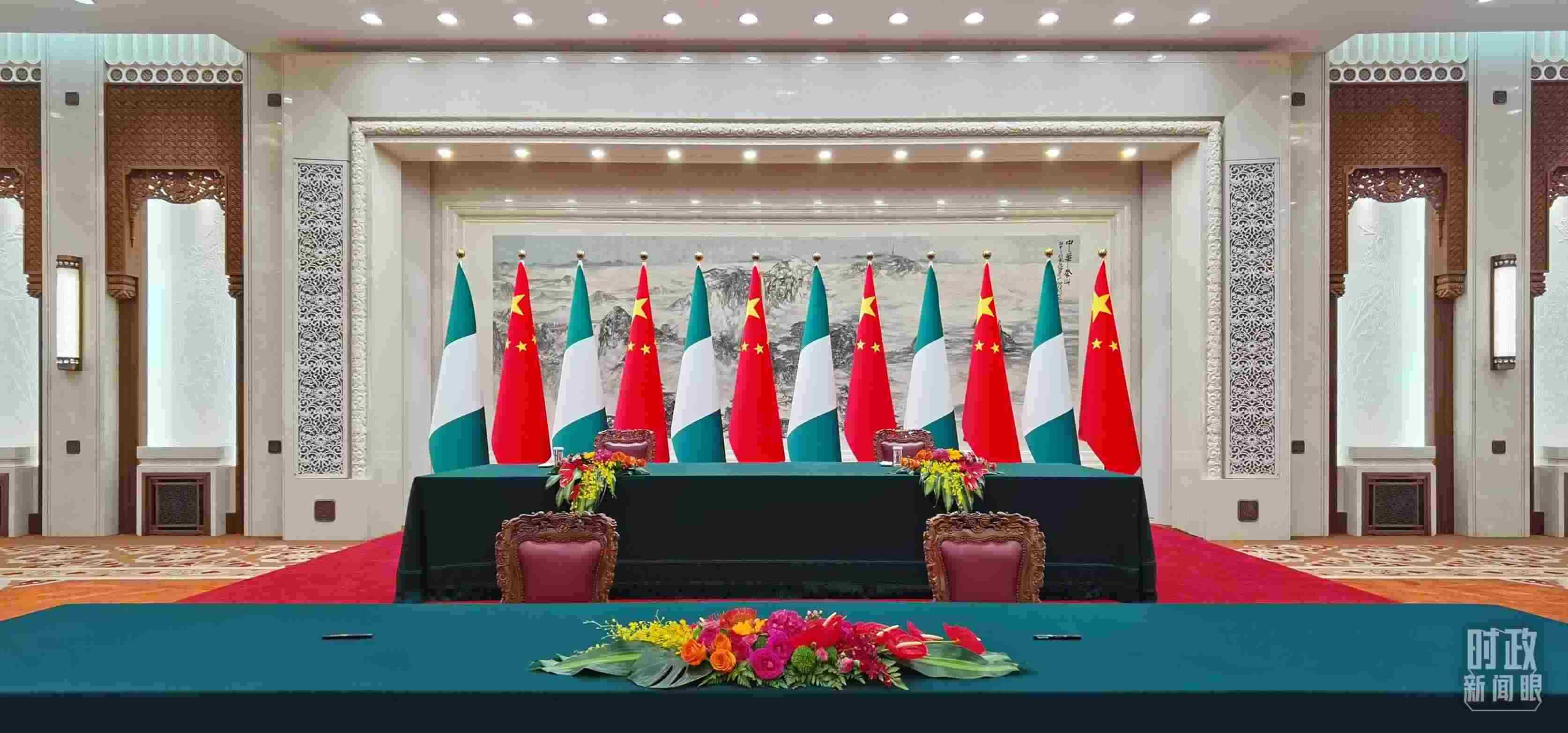  △中尼兩國(guó)元首在這里共同見證簽署多項(xiàng)雙邊合作文件，這是開始前的現(xiàn)場(chǎng)。（總臺(tái)央視記者郭鴻拍攝）