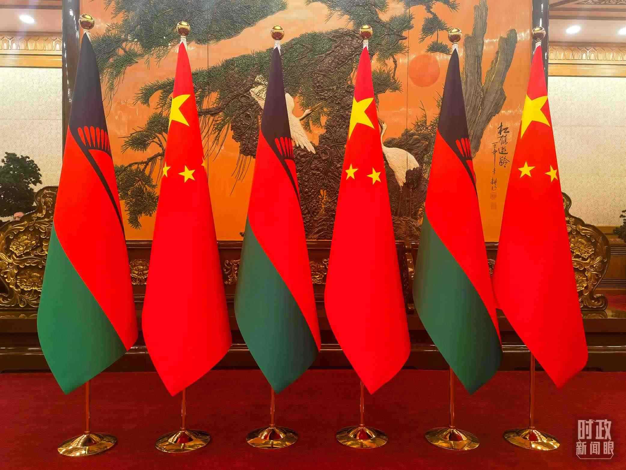 △中國(guó)和馬拉維國(guó)旗。（總臺(tái)央視記者陳曦拍攝）