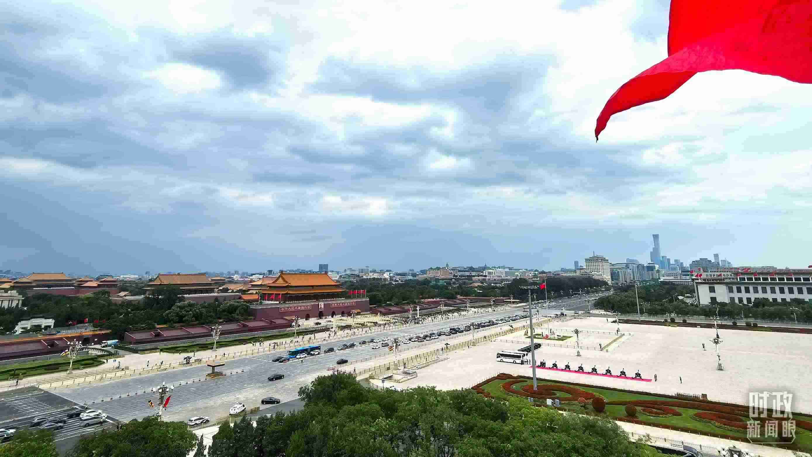 △北京長(zhǎng)安街兩側(cè)懸掛中非合作論壇成員旗幟。（總臺(tái)央視記者張垚拍攝）