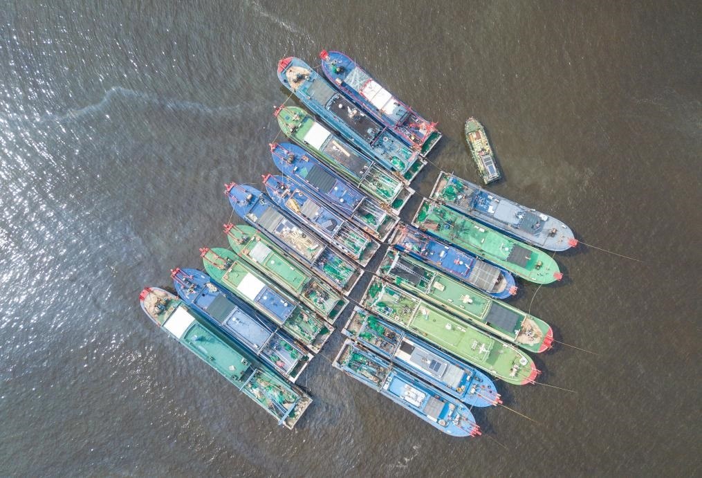 9月4日，船只在海南省?？谑行赂鄞a頭停靠避風（無人機照片）。新華社記者 蒲曉旭 攝