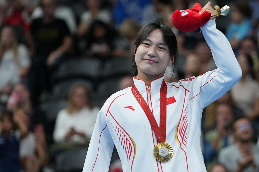 9月4日，蔣裕燕在巴黎殘奧會(huì)游泳女子100米自由泳S7級(jí)頒獎(jiǎng)儀式上。新華社記者 熊琦 攝