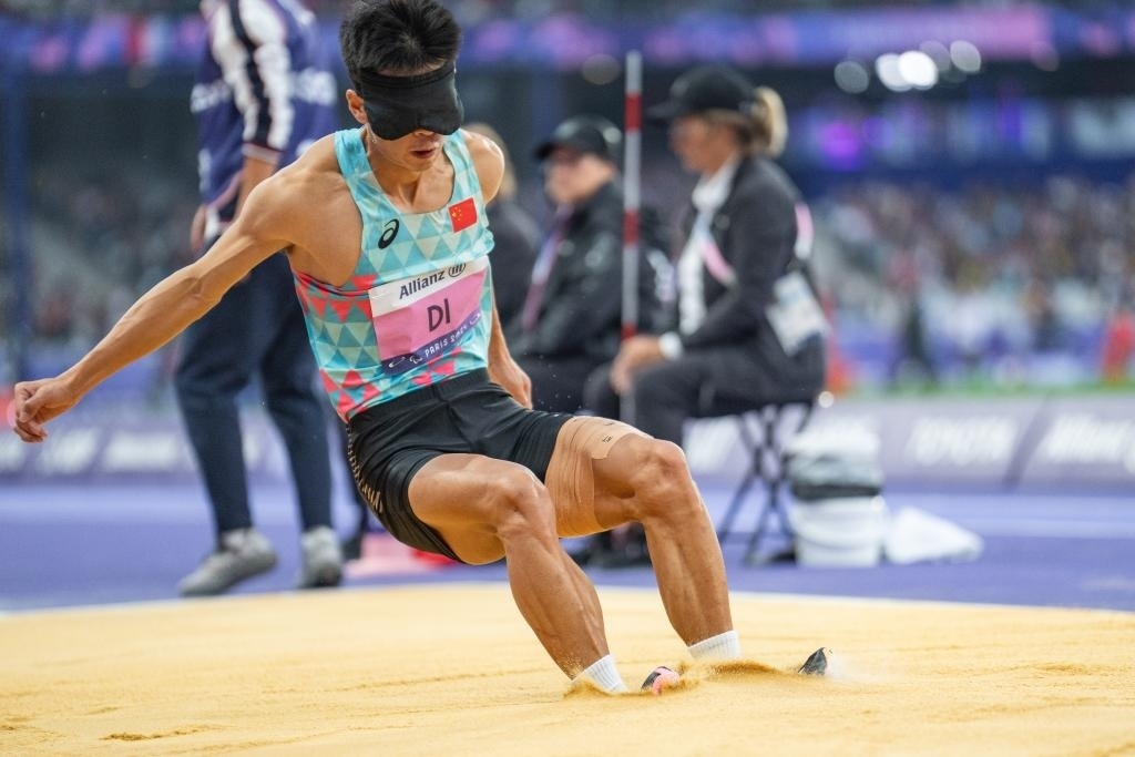 8月30日，邸東東在巴黎殘奧會(huì)田徑男子跳遠(yuǎn)T11級(jí)決賽中試跳。新華社記者 黃偉 攝