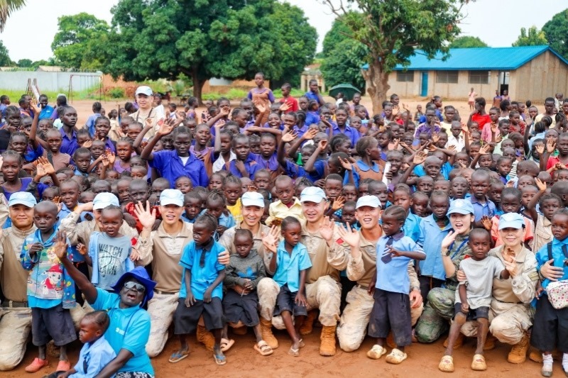 維和官兵與學(xué)生進(jìn)行合影。殷亦豪攝