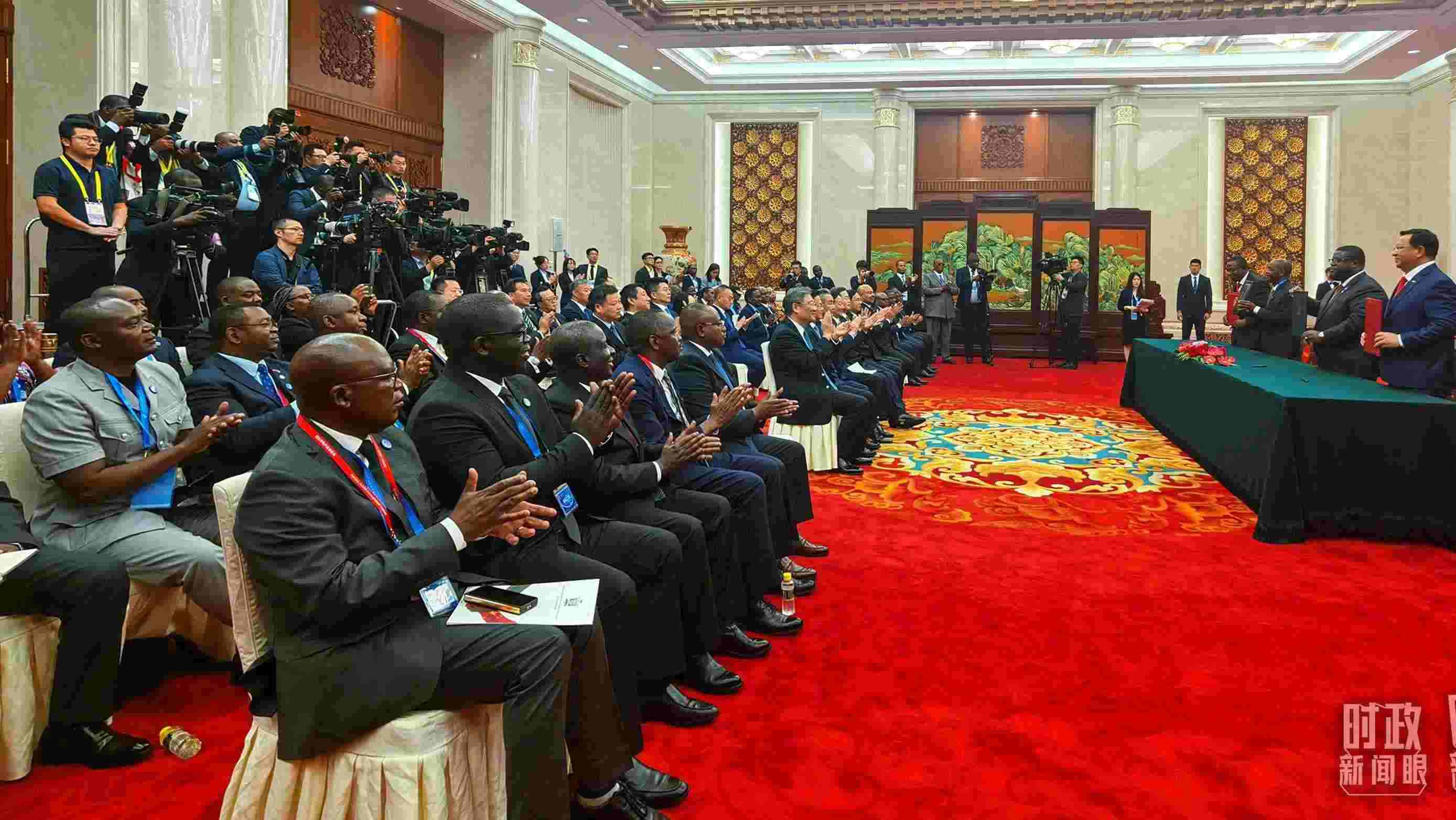 《坦贊鐵路激活項目諒解備忘錄》簽署現(xiàn)場。（總臺央視記者曹亞星拍攝）