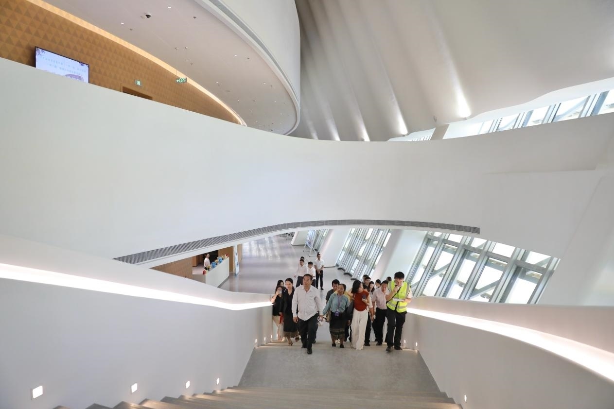 亞洲媒體考察團(tuán)正在上樓?！吨袊?guó)經(jīng)濟(jì)周刊》記者 肖翊攝