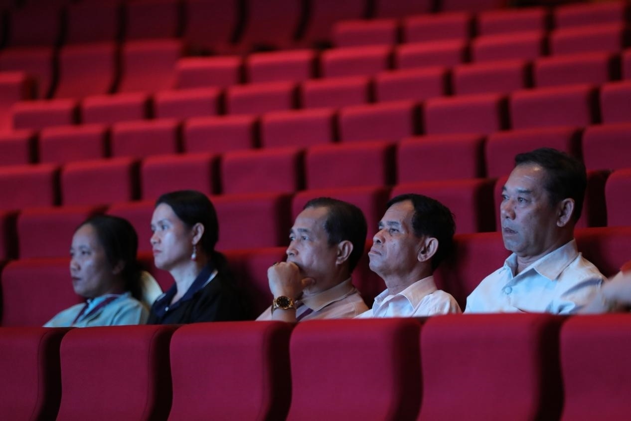亞洲媒體考察團(tuán)在觀眾席就座?！吨袊?guó)經(jīng)濟(jì)周刊》記者 肖翊攝