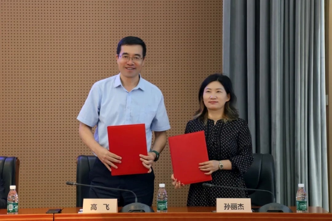 外交學(xué)院副院長(zhǎng)高飛與中國(guó)國(guó)際科學(xué)技術(shù)合作協(xié)會(huì)執(zhí)行副會(huì)長(zhǎng)兼秘書(shū)長(zhǎng)孫麗杰簽署戰(zhàn)略合作備忘錄并啟動(dòng)科技外交官搖籃計(jì)劃。主辦方供圖