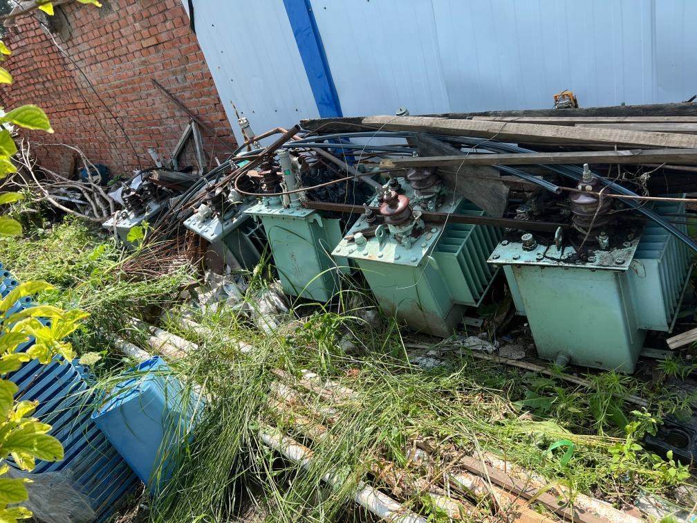 存放在農(nóng)戶(hù)家中的變壓器。新華社記者董寶森攝