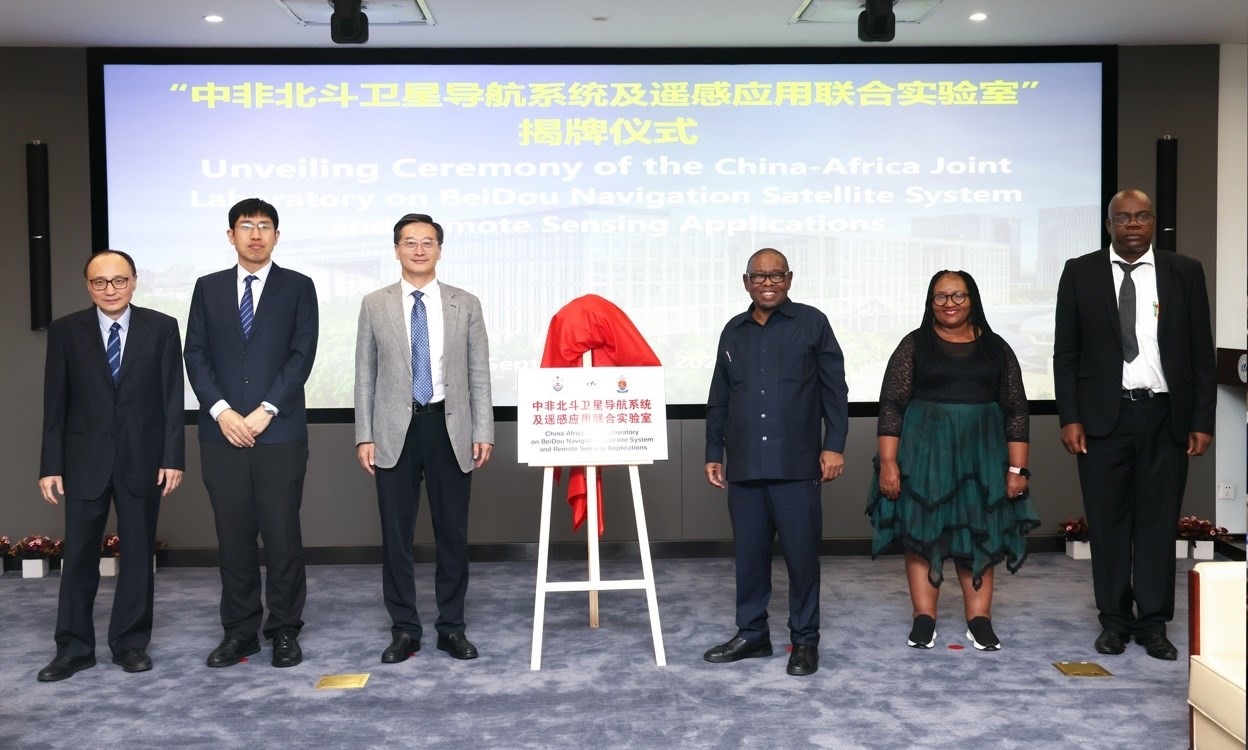 中非北斗衛(wèi)星導航系統(tǒng)及遙感應用聯合實驗室在北京航空航天大學揭牌。校方供圖