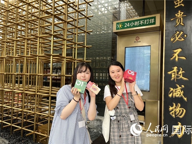 5. 代表團(tuán)團(tuán)員展示通過無人售藥機(jī)購買的盲盒。（人民網(wǎng)記者陳思 攝）