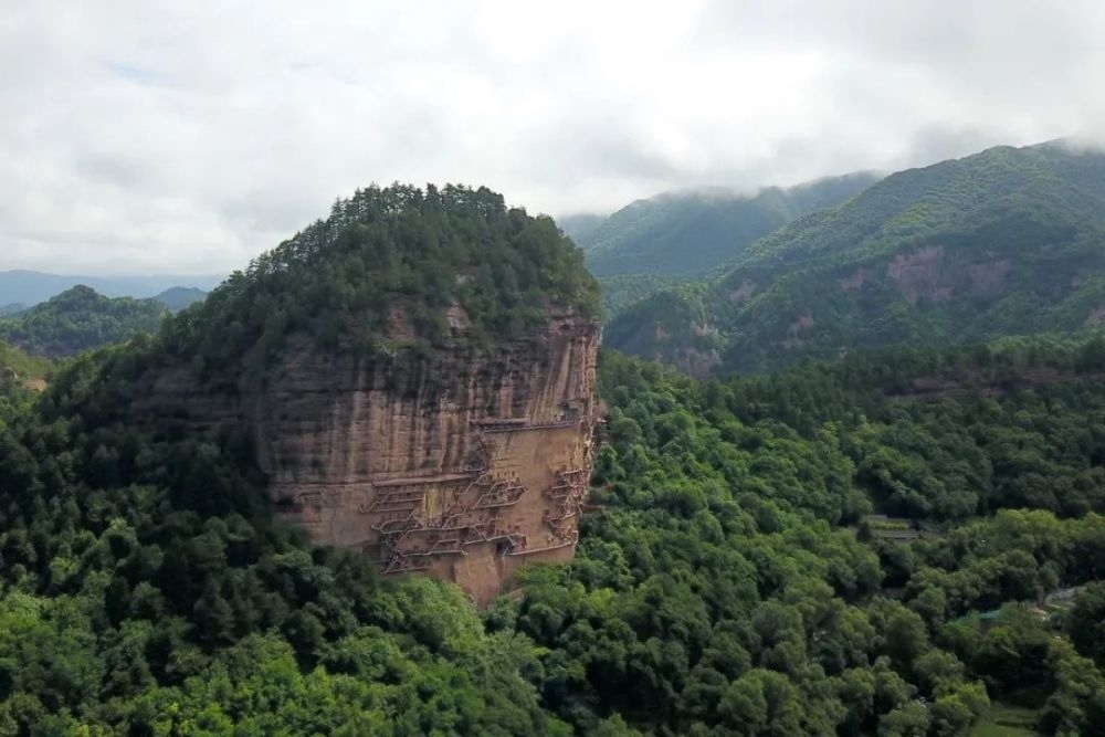 麥積山石窟全景。新華社記者 范培珅 攝