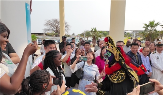 川劇變臉《蜀風(fēng)妙韻》。內(nèi)圖大學(xué)孔子學(xué)院供圖