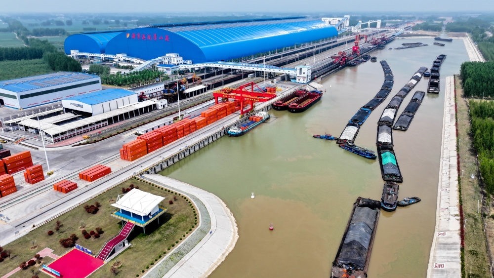 2024年4月24日，船舶行駛在山東濟寧港航梁山港航道上（無人機照片）。近年來，山東省加快構(gòu)建沿黃陸海大通道，有效促進黃河流域各省區(qū)物流降本增效，實現(xiàn)更高水平對外開放。