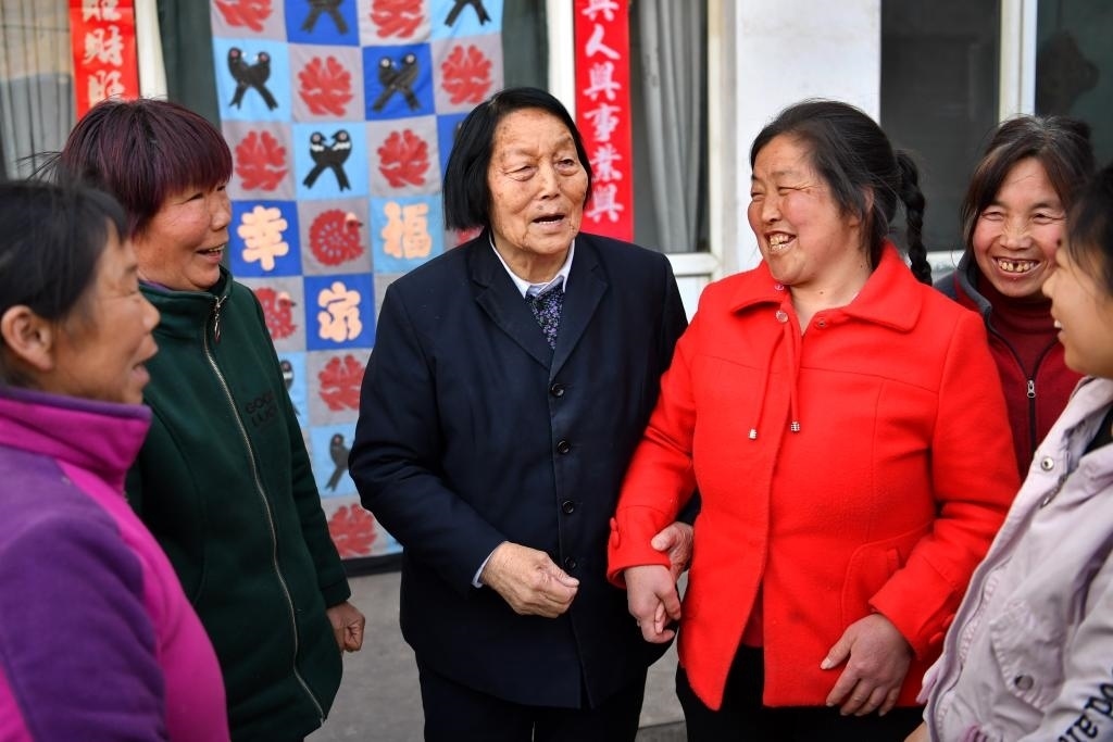 2019年3月23日，申紀蘭（左三）在山西省平順縣西溝村與村民分享全國兩會精神。新華社記者 曹陽 攝