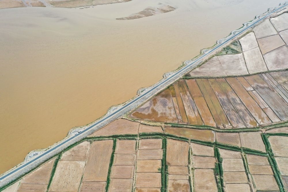 2024年5月26日在內(nèi)蒙古巴彥淖爾市臨河區(qū)拍攝的黃河（無人機照片）。巴彥淖爾市位于黃河“幾字彎”北端，擁有富饒的河套灌區(qū)，引黃灌溉面積達(dá)1000多萬畝。近年來，在引黃灌溉工程支撐下，河套灌區(qū)年均糧食總產(chǎn)量達(dá)60億斤以上。