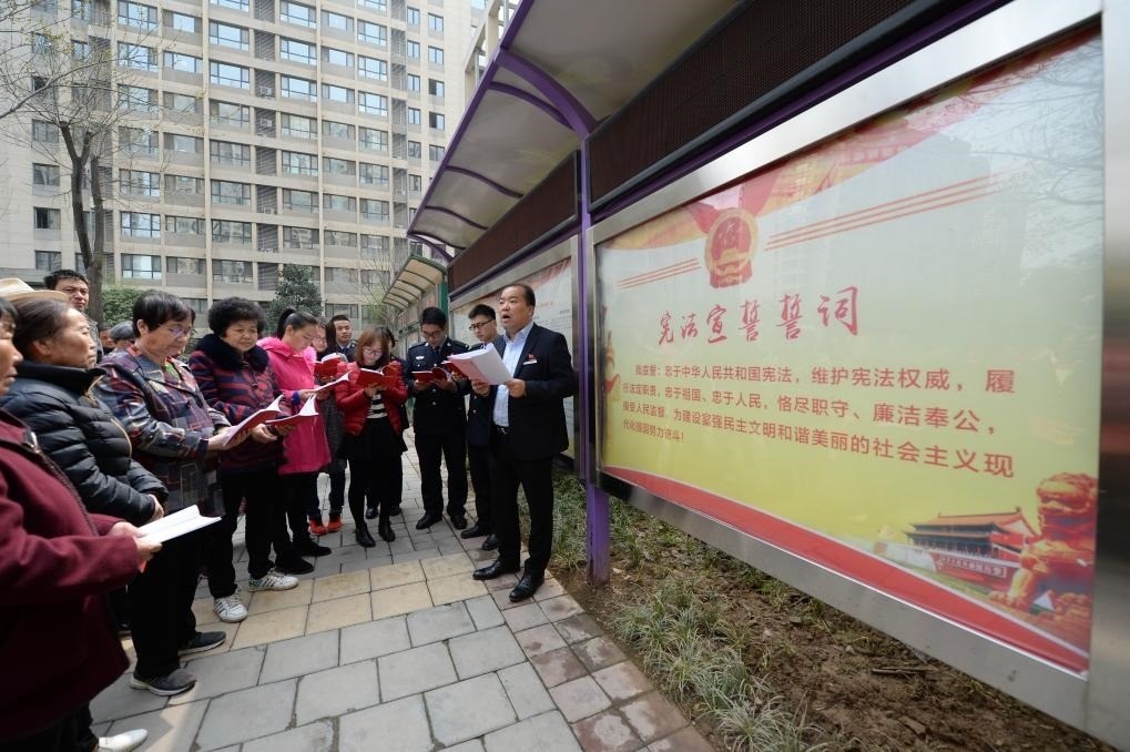 2018年3月20日，陜西寶倫律師事務所專職律師白銀濤（右一）在西安華遠君城社區(qū)宣傳憲法知識。新華社記者 李一博 攝