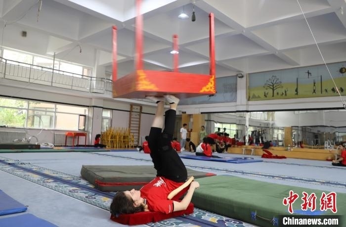 9月13日，美國雜技學(xué)員杰克正在中國“雜技之鄉(xiāng)”吳橋練習(xí)“蹬技”。 馬天龍 攝