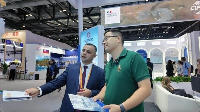 伊和·阿塔里扎德介紹阿塞拜疆產業(yè)園。人民網記者 楊倩攝