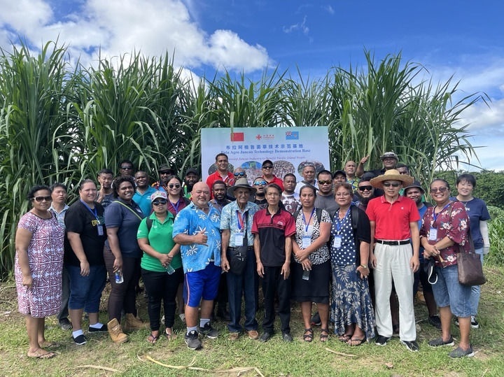 2024年2月28日，來自巴布亞新幾內(nèi)亞、湯加、庫克群島、薩摩亞、瑙魯?shù)葒业摹疤窖髰u國菌草技術(shù)培訓(xùn)班”學(xué)員在斐濟(jì)布拉阿格魯菌草技術(shù)示范基地合影。新華社發(fā)（中國援斐濟(jì)菌草技術(shù)示范中心供圖）