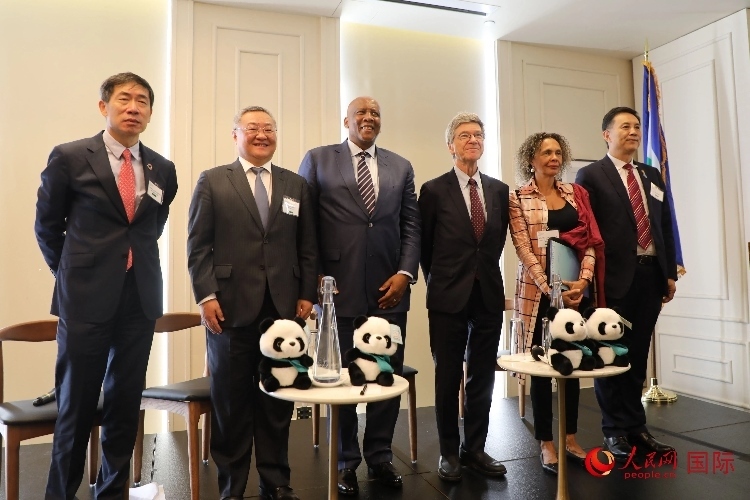 萊索托國王萊齊耶三世、中國常駐聯(lián)合國代表傅聰?shù)燃钨e出席活動。人民網(wǎng)記者 李志偉攝