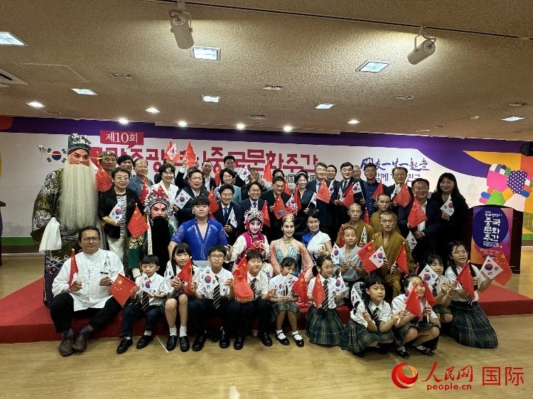 中韓雙方嘉賓和演員在中國文化周開幕式上合影留念。人民網(wǎng)記者 莽九晨攝
