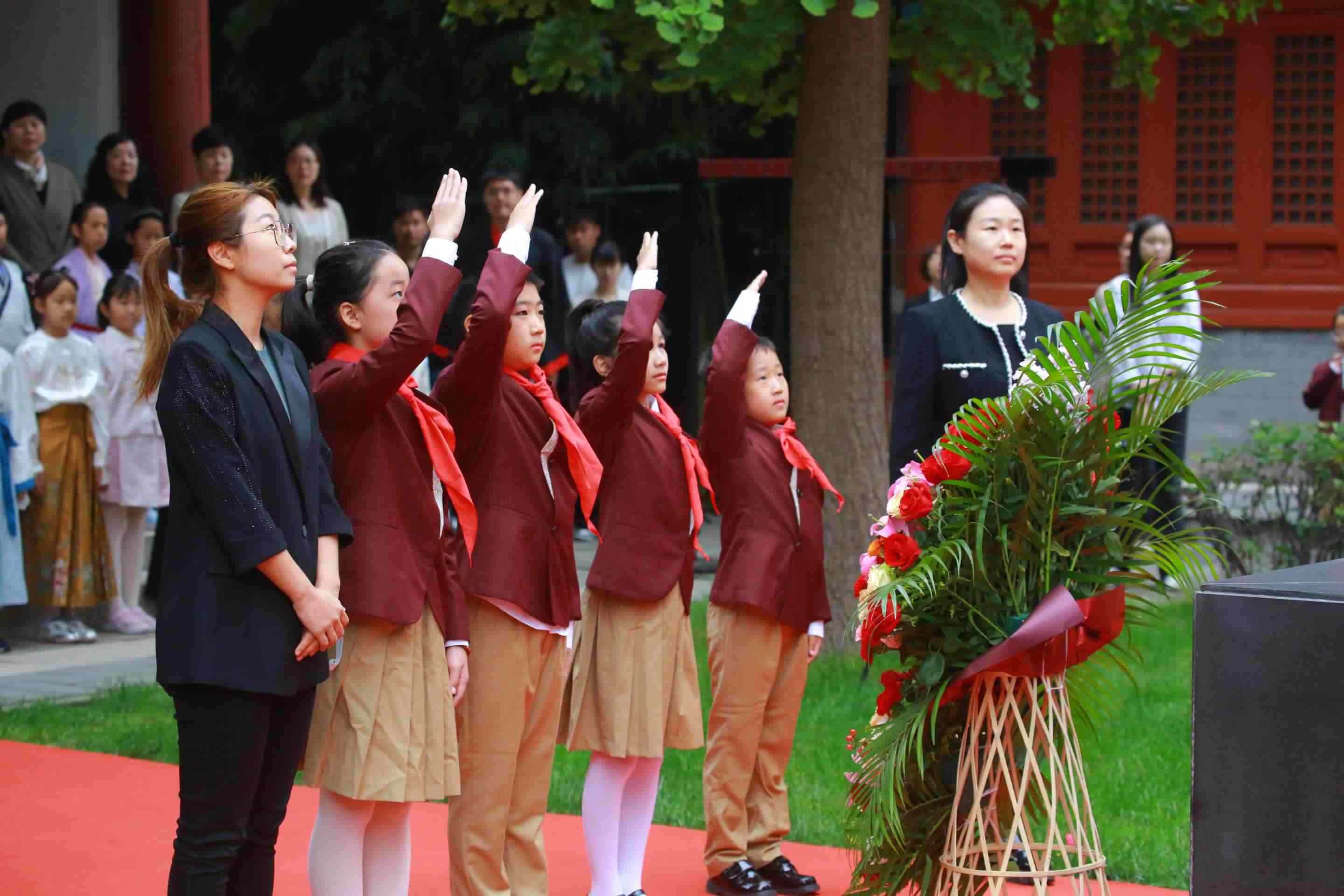 少先隊(duì)員敬獻(xiàn)花籃。校方供圖