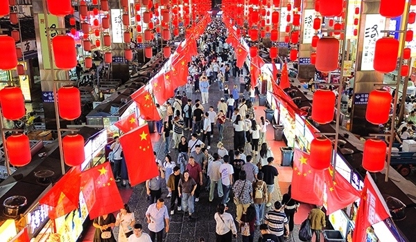 國慶臨近，河南省洛陽市老城歷史文化街區(qū)裝扮一新，國旗招展，處處洋溢著濃厚的國慶節(jié)日氛圍。來源：人民圖片網(wǎng)