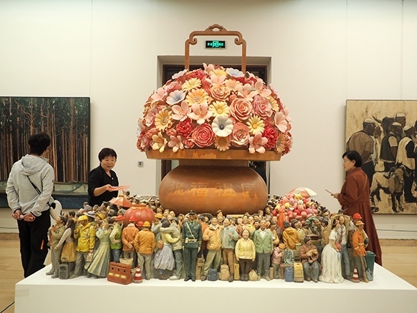 2024年9月28日，觀眾在中國美術(shù)館參觀“慶祝中華人民共和國成立75周年——第十四屆全國美術(shù)作品展覽進京作品展”。杜建坡攝。來源：人民圖片網(wǎng)