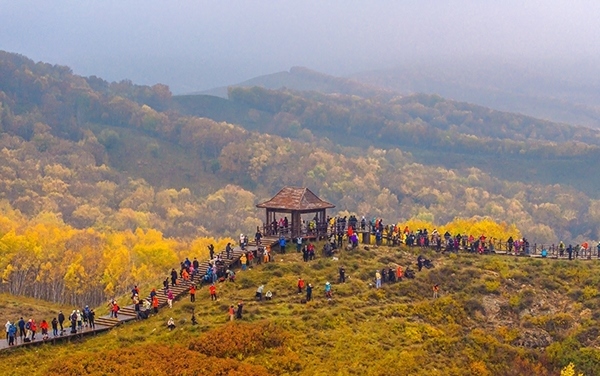 2024年9月27日，內(nèi)蒙古自治區(qū)赤峰市克什克騰旗烏蘭布統(tǒng)景區(qū)層林盡染，游人如織，風(fēng)光如畫。來源：人民圖片網(wǎng)