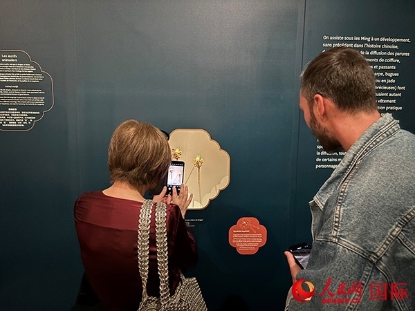  法國觀眾在展區(qū)拍照留念。人民網(wǎng)記者 于超凡攝