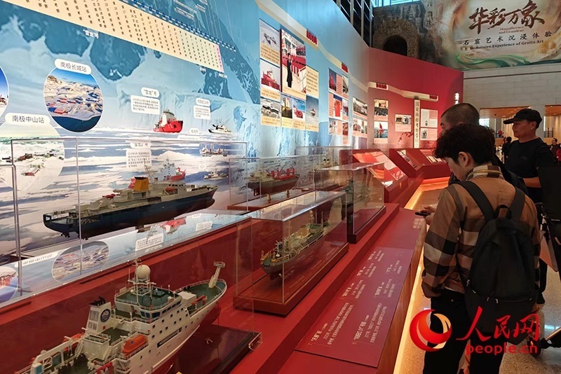 觀眾正在參觀中國極地考察40周年成就展。人民網(wǎng)記者 韋衍行攝