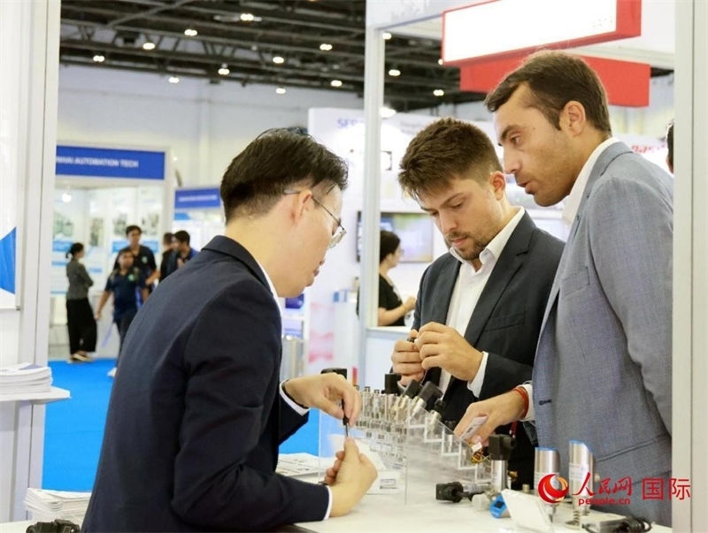 中外展商交流。人民網記者管克江攝