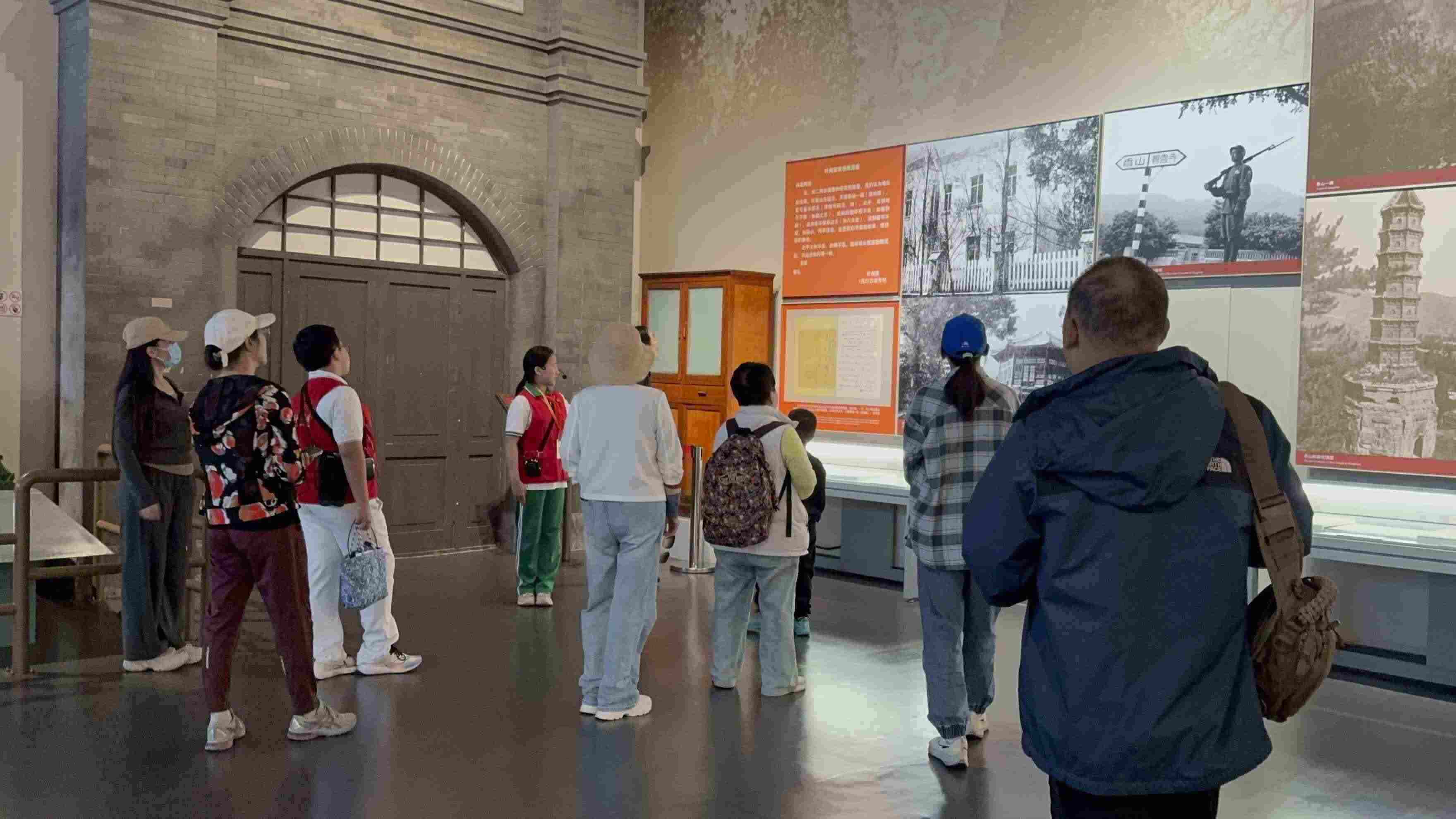 10月4日，北京香山革命紀(jì)念館內(nèi)，一名“紅領(lǐng)巾志愿者”正在為參觀者講解。人民網(wǎng)記者 劉微攝