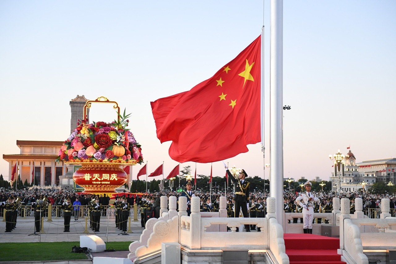 10月1日清晨，隆重的升國(guó)旗儀式在北京天安門廣場(chǎng)舉行，慶祝中華人民共和國(guó)成立75周年。新華社記者 陳鐘昊 攝