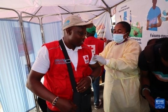 10月5日，在剛果（金）北基伍省首府戈馬市一座醫(yī)院內(nèi)，醫(yī)護(hù)人員為一名聯(lián)合國兒童基金會工作人員接種猴痘疫苗。新華社發(fā)（阿蘭·烏亞卡尼攝）