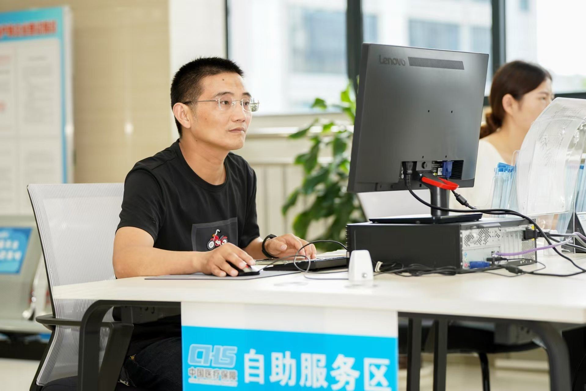 安徽省池州市市民在政務(wù)服務(wù)大廳自助辦理業(yè)務(wù)。圖片來源：人民網(wǎng)安徽頻道