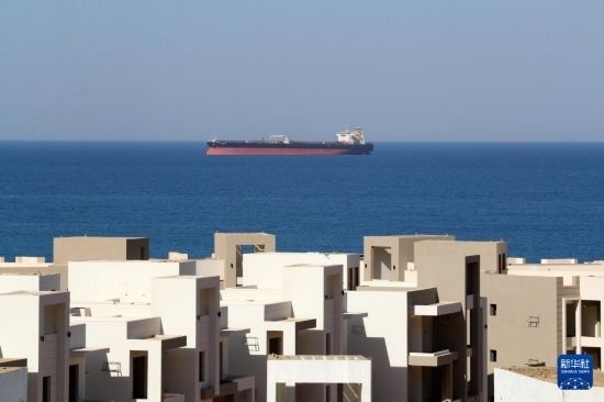 這是10月8日在埃及蘇伊士灣拍攝的行駛中的船只。新華社記者 隋先凱 攝