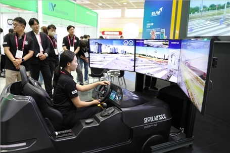 “智慧生活周”博覽會上展示的模擬駕駛系統(tǒng)。人民網(wǎng)記者 莽九晨攝